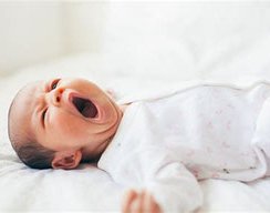 Baby mit Muskelhypotonie liegt auf dem Rücken
