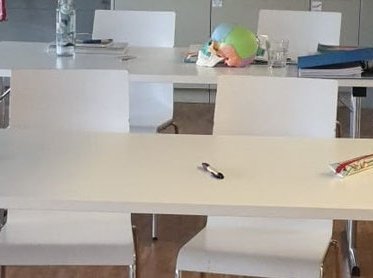 Kursraum mit Besprechungstisch
